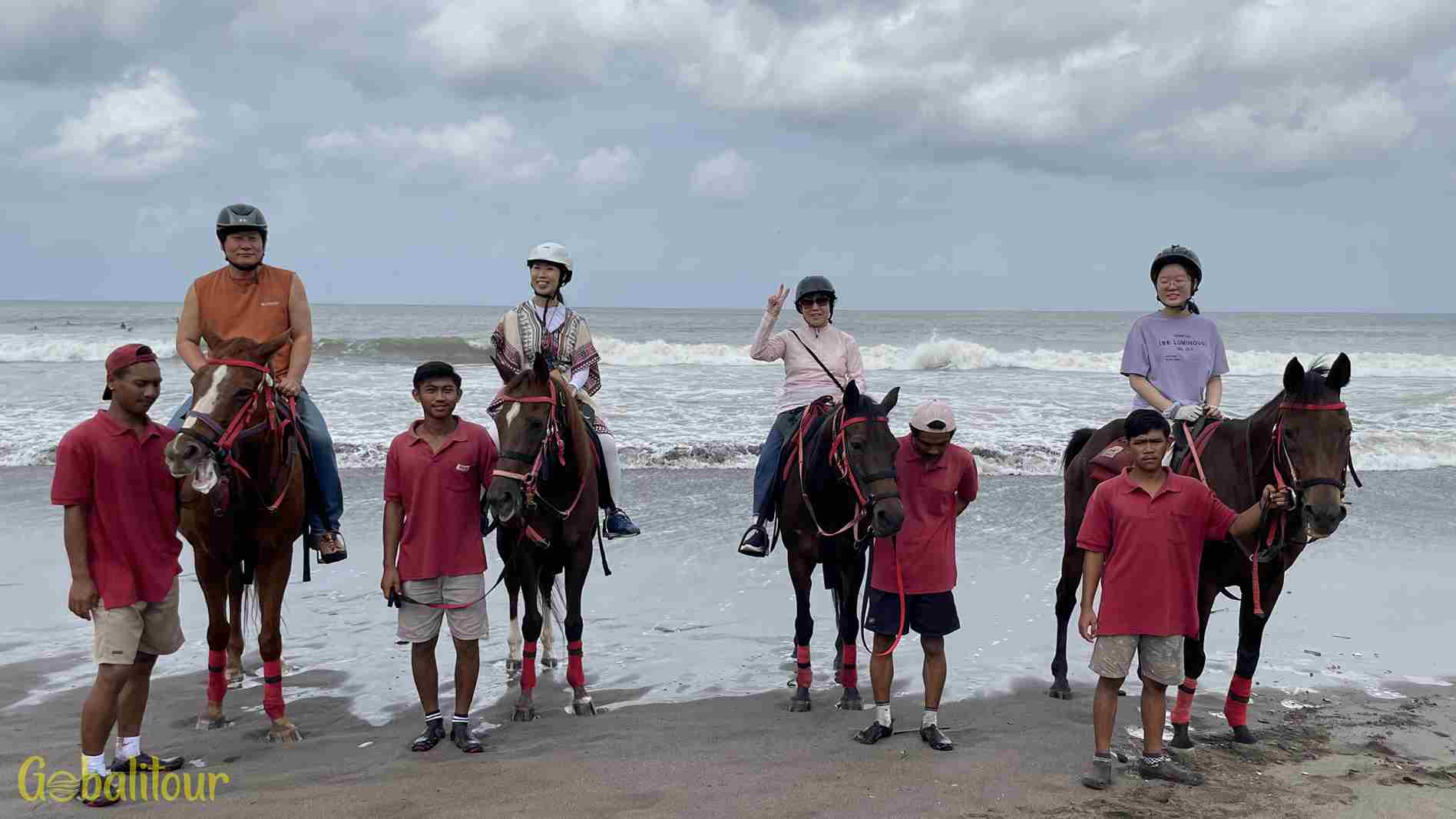 Pengalaman Bali horse riding di tepi pantai