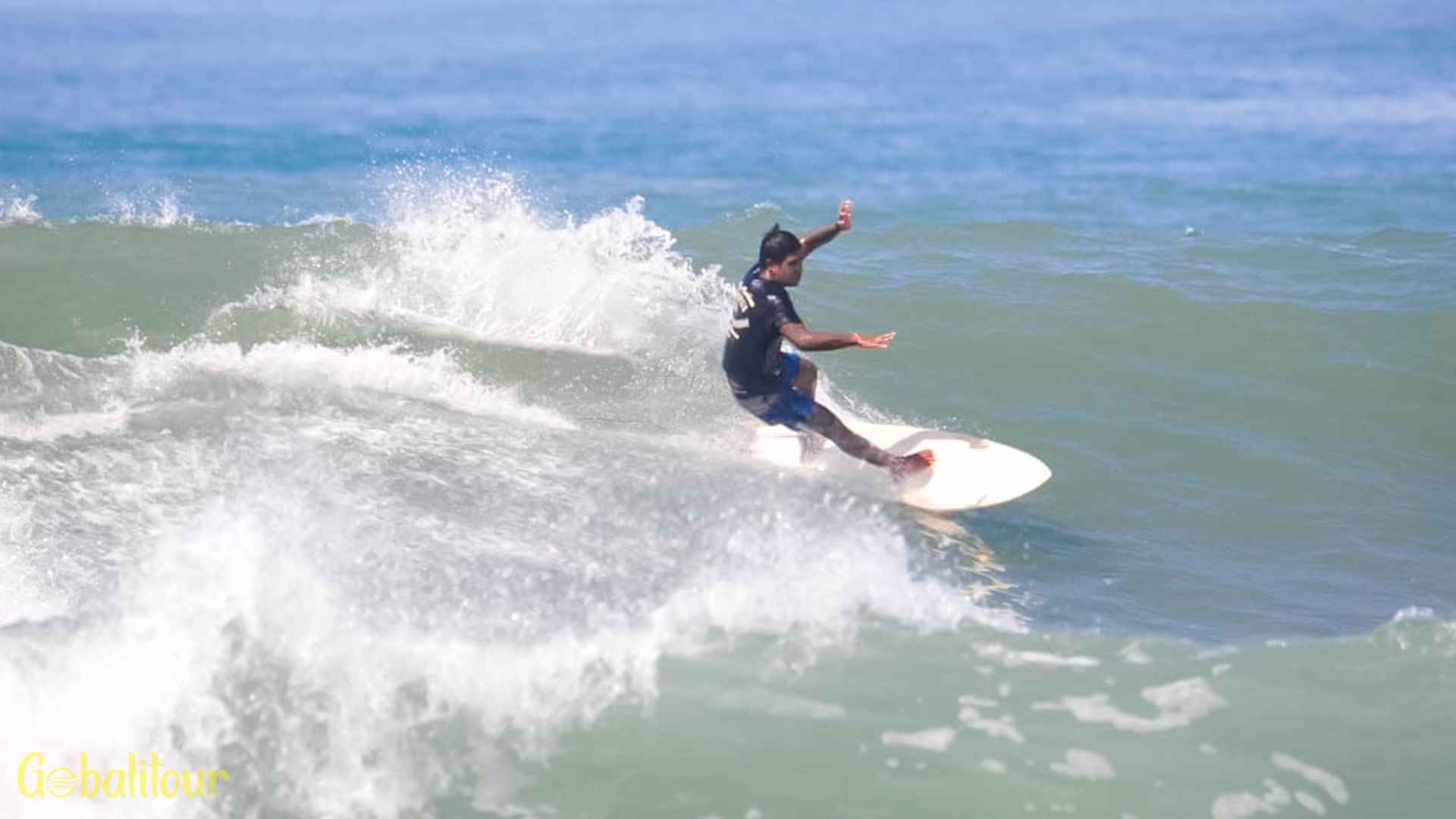 Surfing di Pantai Pig Stones