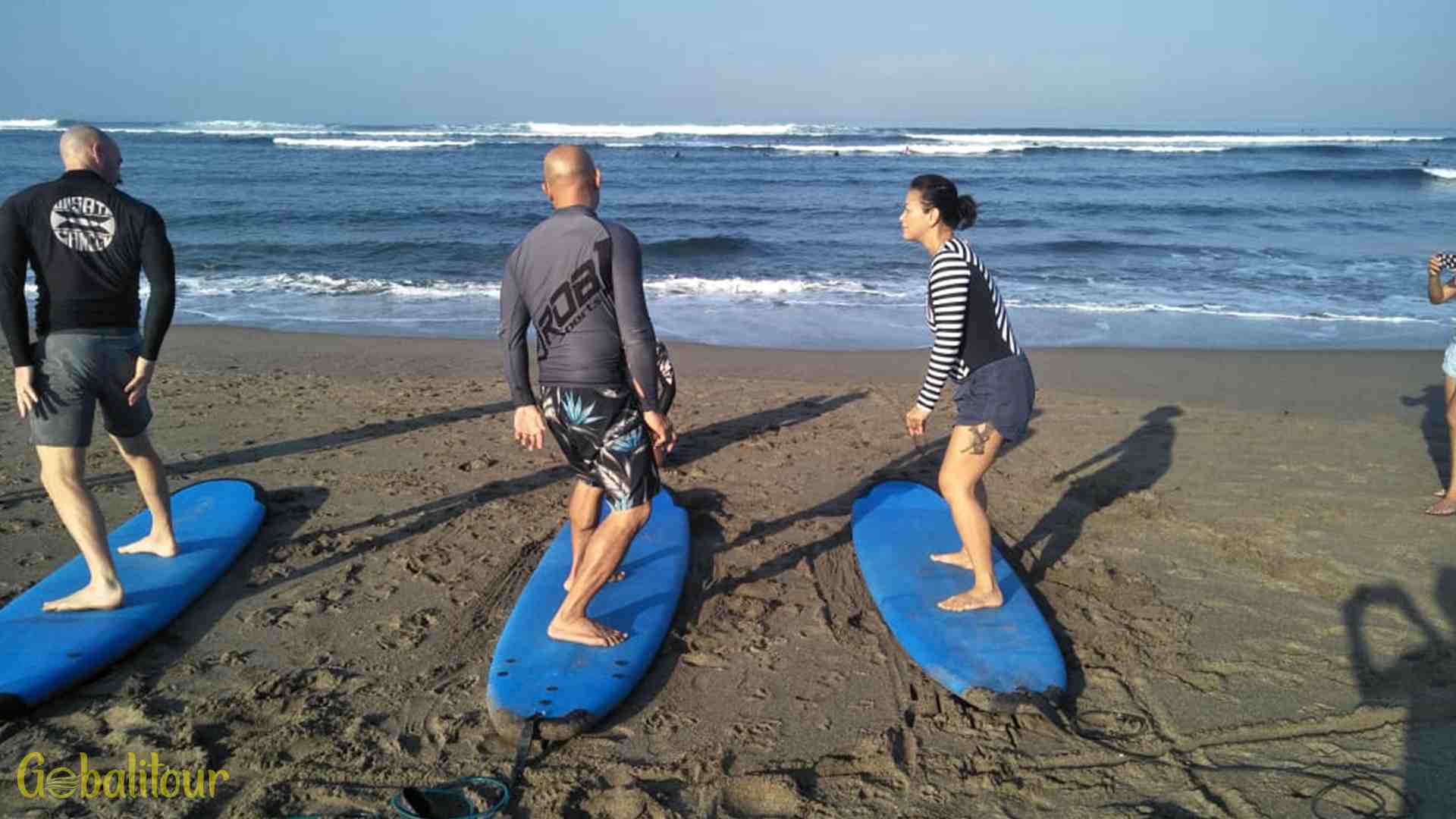 Belajar Surfing di Pantai Canggu