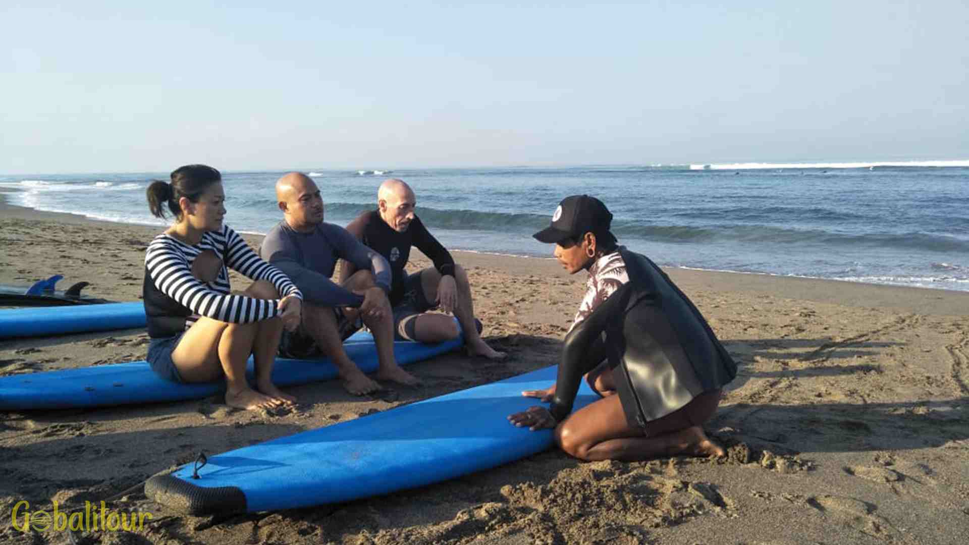 Belajar Surfing di Pantai Kuta