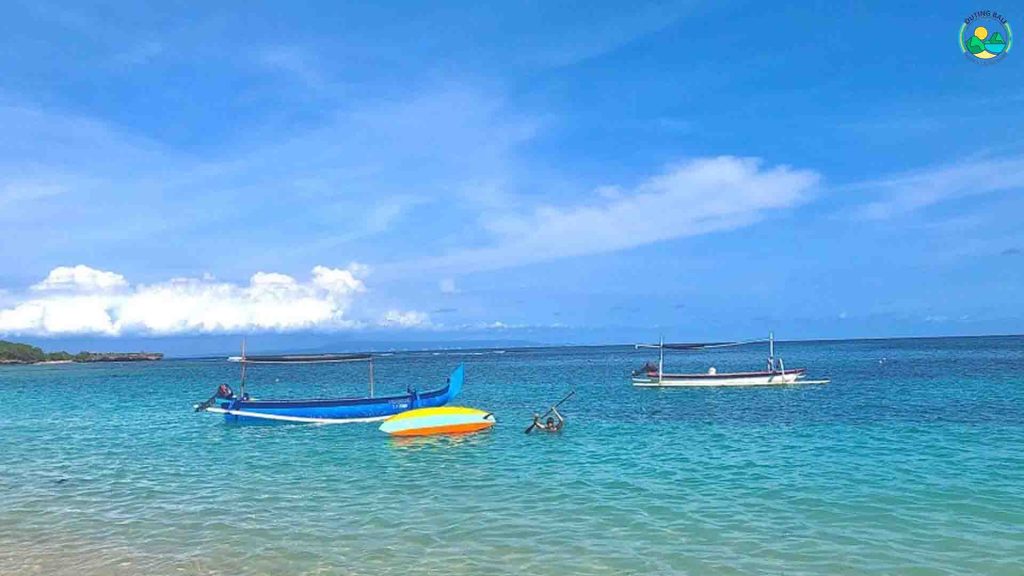 Keindahan Pantai Mengiat Nusa Dua Bali dengan pasir putih dan laut jernih