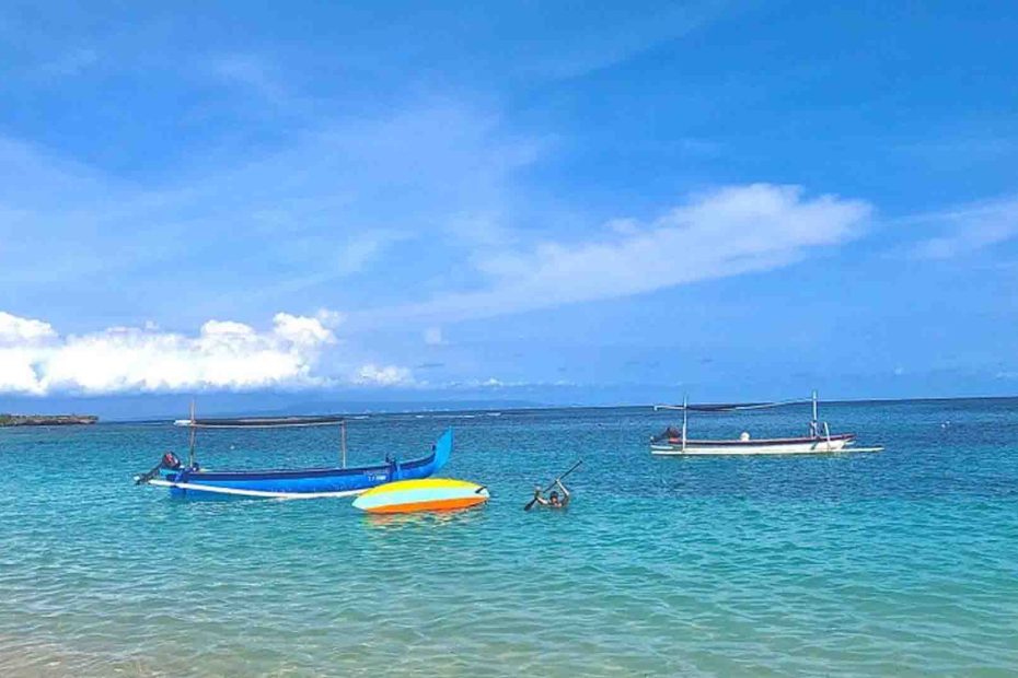 Keindahan Pantai Mengiat Nusa Dua Bali dengan pasir putih dan laut jernih