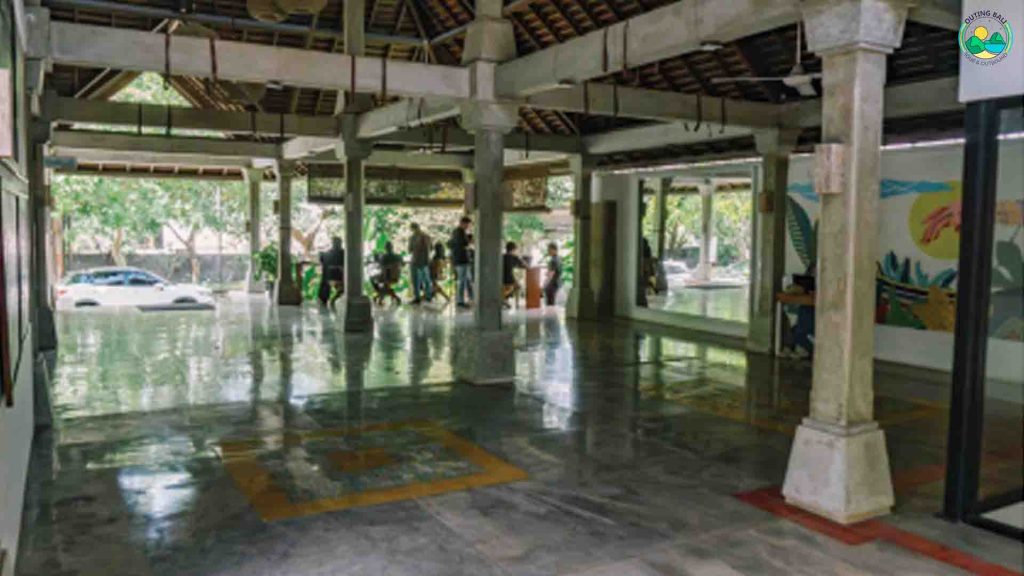 Colabo Lounge Jimbaran Hub, ruang semi-outdoor untuk pertemuan, acara santai, dan komunitas kreatif.