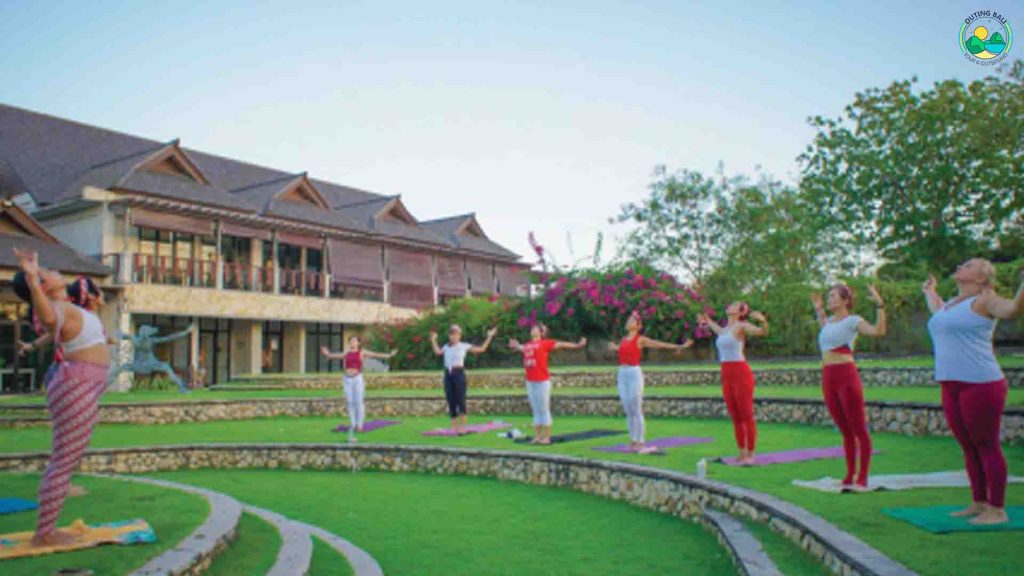 Courtyard Jimbaran Hub Bali, area outdoor dengan pemandangan sunset ideal untuk wedding dan acara komunitas.