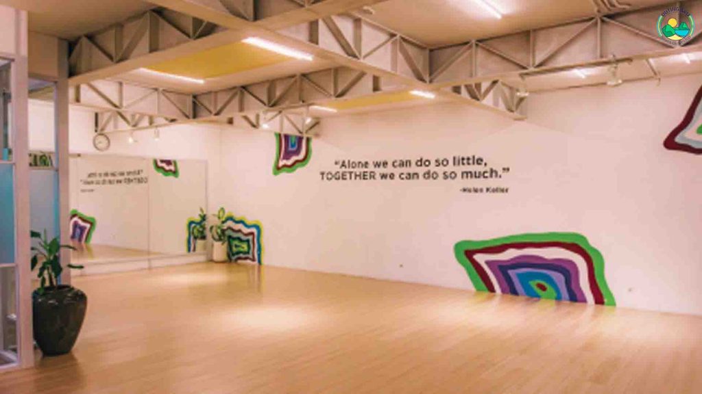 Studio tari Jimbaran Hub Bali dengan lantai kayu dan cermin besar, ideal untuk yoga dan kelas tari.