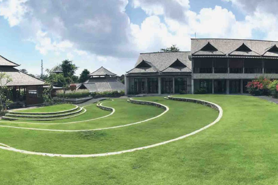 Jimbaran Hub Bali – ruang kreatif dan venue acara dengan pemandangan matahari terbenam di Jimbaran Hills.