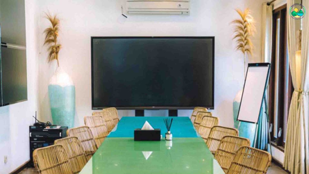 Meeting room Jimbaran Hub dengan fasilitas lengkap, cocok untuk rapat bisnis dan workshop kecil.