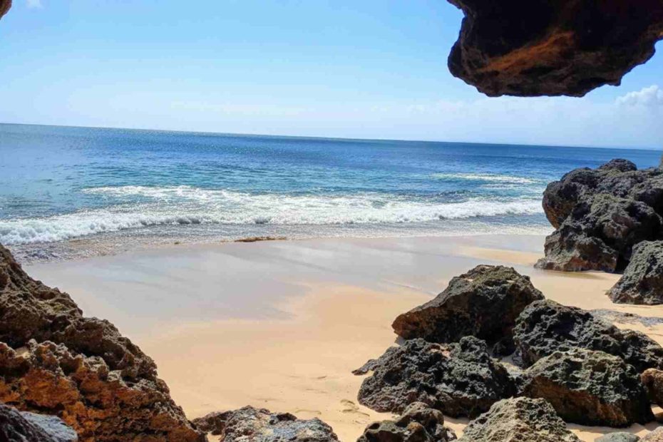Pantai dengan goa terhindah di bali