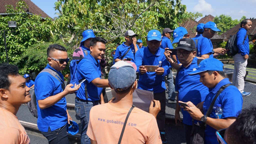 Tim peserta menyelesaikan tantangan dalam permainan Amazing Race dan Treasure Hunt sebagai bagian dari kegiatan team building di Bali.