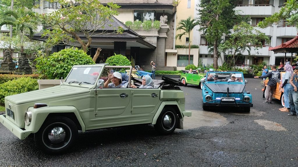 Peserta outing perusahaan mengikuti aktivitas Amazing Race dan Treasure Hunt di Bali menggunakan mobil klasik VW Safari.