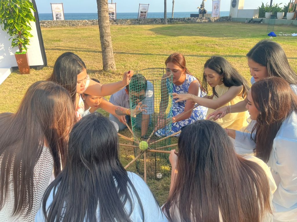 Beberapa tim peserta bekerja sama menyelesaikan permainan team building yang dipandu oleh games master di Bali.